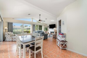 Televisio, takka, DVD-soitin, työhuone