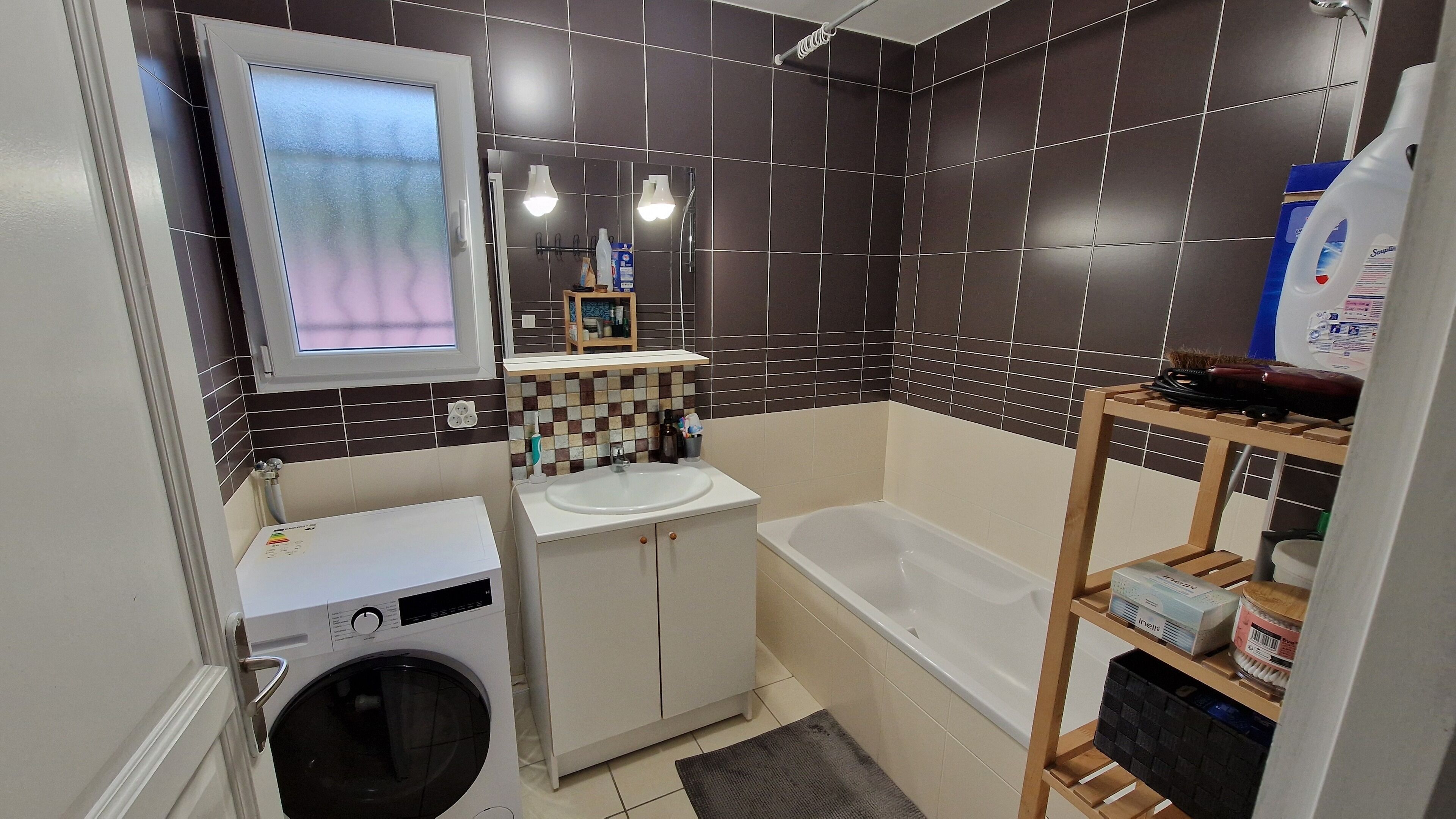 Sèche-cheveux, serviettes fournies