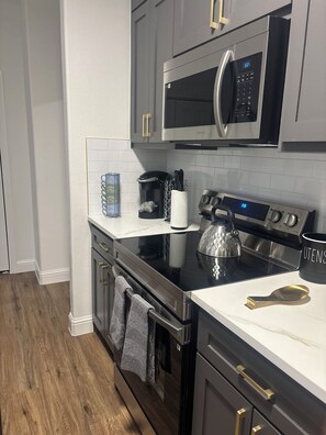 Refrigerador, microondas, horno, placa de cocina