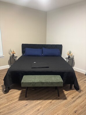 5 habitaciones, escritorio y tabla de planchar con plancha