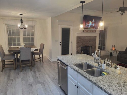 3/2br spacious fenced home with garage in kathleen