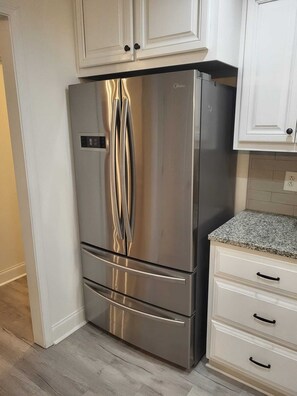 Interior - 3/2br spacious fenced home with garage in kathleen (Kathleen)