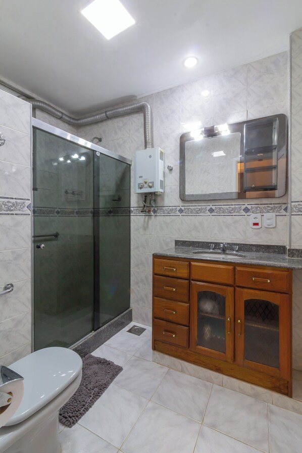 Room (BI404 (Zona2)) | Bathroom - 5 Minutos Da Praia De Copacabana | Bi404 (Rio de Janeiro)