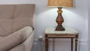 A room with a beige sofa, a table with a lamp, and a framed picture on the wall. - Vista Para O Mar 50 Metros Da Praia | Bi701 (Rio de Janeiro)