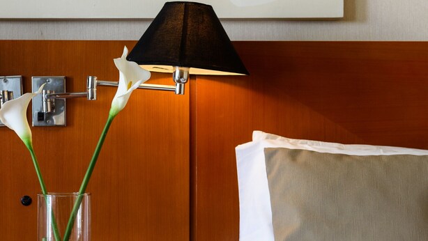 A hotel room with a bed, a nightstand, a lamp, and a painting on the wall. - Suíte Piscina E Academia | Bpremium T1 1208.4 (Rio de Janeiro)