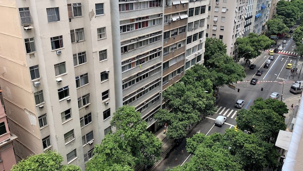 A multi-story residential building with balconies, a pedestrian street, and cars. - 6 Minutos Da Praia De Copacabana | Br1033 (Rio de Janeiro)