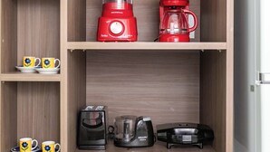 A kitchen with a coffee maker, blender, and kettle on the countertop. - Perfeito Em Copacabana |Quarto Confortável| Br401 (Rio de Janeiro)