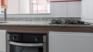 A modern kitchen with a built-in microwave, gas stove, and oven. - Perfeito Em Copacabana |Quarto Confortável| Br401 (Rio de Janeiro)