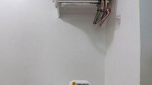 A bathroom with a white sink, a towel rack, and a shelf with a towel and a pineapple. - Estilo Em Copacabana | Próximo A Praia | Br403 (Rio de Janeiro)