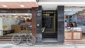 A storefront with a bicycle parked outside. - Conforto A 6Min Da Praia De Copacabana | Br801 (Rio de Janeiro)