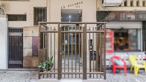 A gated entrance with a metal gate, a potted plant, and a building with a sign reading "ED. JALOMAR 463". - 5Min Da Praia De Copacabana | Br902 (Rio de Janeiro)