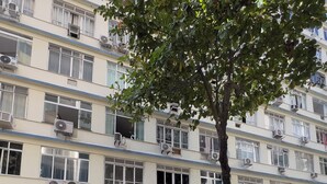 A multi-story building with balconies, air conditioning units, and a tree in front. - 3 Minutos Da Praia De Copacabana | Df219 (Rio de Janeiro)