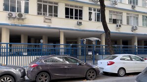A building with multiple air conditioning units, a blue fence, and parked cars. - 3 Minutos Da Praia De Copacabana | Df219 (Rio de Janeiro)