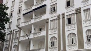 A multi-story building with balconies, a sign reading "Hotel Bex," and a taxi parked in front. - 2 Minutos Da Praia De Copacabana | Df408 (Rio de Janeiro)