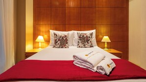 A hotel room with a wooden headboard, two bedside lamps, a red bedspread, and two decorative pillows. - 2 Minutos Da Praia De Copacabana | Df408 (Rio de Janeiro)
