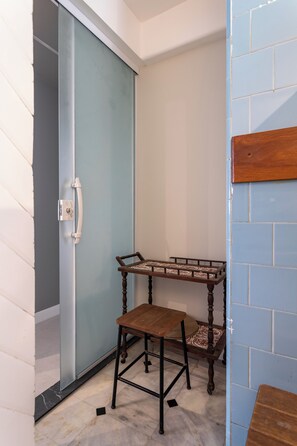 A corner room with a sliding door, a wooden bench, and a tiled wall. - Vista Para O Mar 2 Minutos Da Praia | Fms601 (Rio de Janeiro)