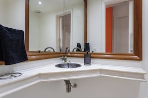 A bathroom with a white sink, a mirror, and a towel rack. - 3 Minutos Da Praia Do Leme | Gs501 (Rio de Janeiro)