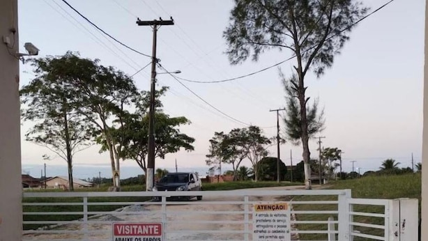 A gated entrance with signs indicating visitor access and a requirement to identify oneself at the gate. - Refugio Brisa Do Campo | Ig - Solar Do Campo (Iguaba Grande)