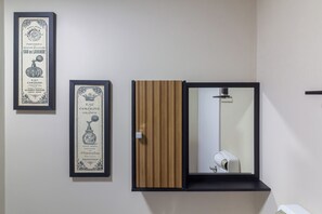 A bathroom with a wooden cabinet and a mirror. - Conforto Em Ipanema A 6Min Da Praia | J302 (Rio de Janeiro)