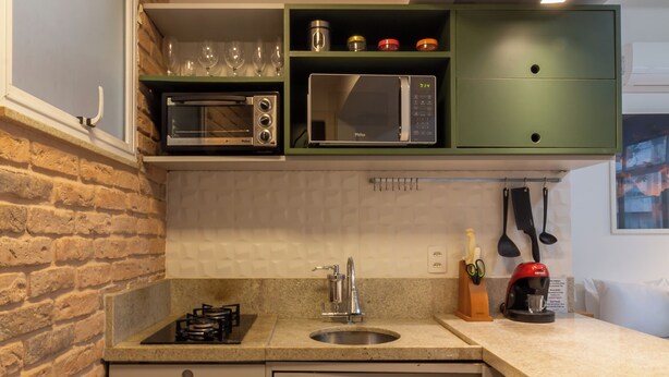 A compact kitchen with a built-in microwave, a gas stove, a sink, and a washing machine. - 3 Minutos Da Praia Do Arpoador | Jn202 (Rio de Janeiro)