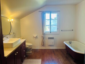 تجهيزات دش، مناشف، صابون، ورق حمّام