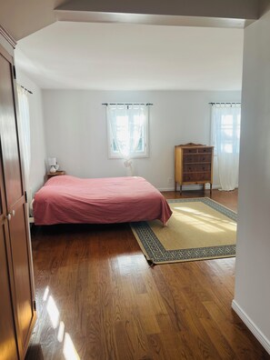 4 عدّة غرف نوم وواي فاي وملاءات أسرّة