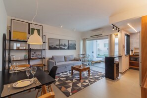 Living area - Encantador A 1Min Da Praia Da Barra | Pp105 (Rio de Janeiro)