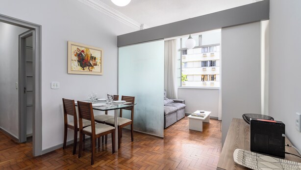 A modern living space with a dining area, a sofa, and a small table. - Agradável Em Copa | Ideal Para Amigos | Sc602 (Rio de Janeiro)