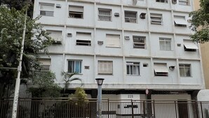 A multi-story building with numerous windows, some of which have air conditioning units installed. - Em Frente Ao Metrô E 8 Minutos Da Praia | Sf228 (Rio de Janeiro)