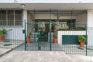 Vista frontal de la propiedad