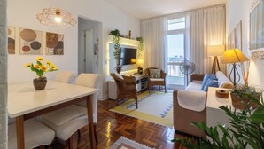 A modern living room with a dining area, a sofa set, and a TV. - 4 Minutos Do Arcos Da Lapa | Sr1502 (Rio de Janeiro)