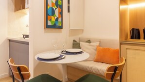 A compact living space with a dining area, kitchenette, and a bed. - Aconchegante A Poucos Minutos Da Lagoa | Vlp412 (Rio de Janeiro)