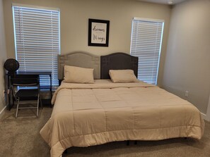 3 多间卧室、熨斗/熨衣板、上网接入、床单