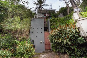 Vista frontal de la propiedad