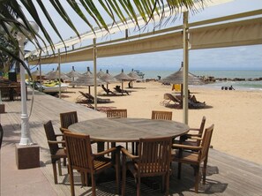 Outdoor dining - Villa pool, residence pools, beach, seaside, beach restaurant (Saly,Région de Thiès)