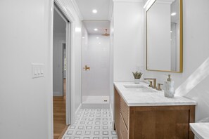 シャワー、タオル、石鹸、トイレットペーパー