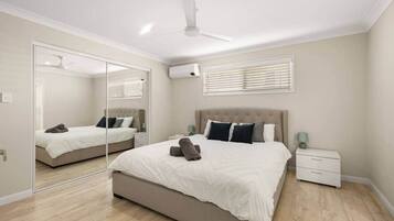 4 bedrooms, iron/ironing board, WiFi, bed sheets