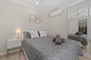 4 bedrooms, desk, iron/ironing board, free WiFi