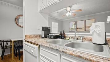 Køleskab, mikrobølgeovn, ovn, kogeplade