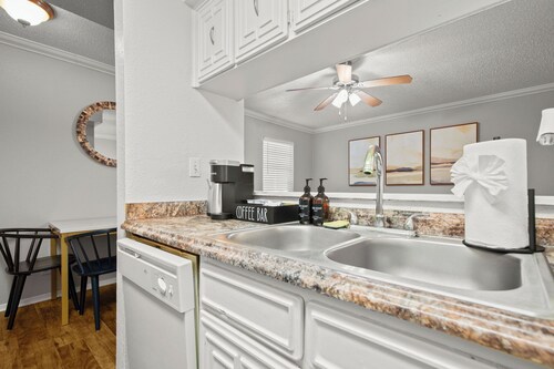 Modern Studio • King Bed • Downtown Austin near UT