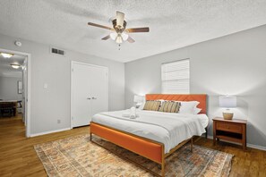 デスク、アイロン / アイロン台、WiFi (無料)、ベッドシーツ