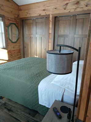 1 bedroom, internet, bed sheets - Brilliant cabin with AC near Huron, we call this Minny, its a mini Manson. (Huron)