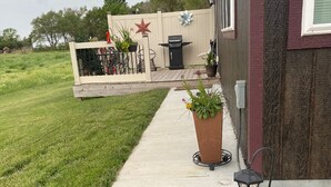 Une maison avec un chemin en béton menant à un espace patio.