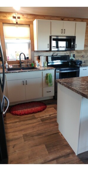 Microwave, oven, stovetop - Brilliant cabin with AC near Huron, we call this Minny, its a mini Manson. (Huron)