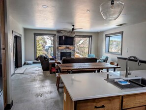 Smart TV, fireplace - Paradise Condos, Hot Tub, Mtn. Views, Lift .5 Mile (Sandpoint)