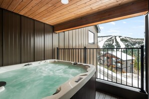 Indoor spa tub - Paradise Condos, Hot Tub, Mtn. Views, Lift .5 Mile (Sandpoint)