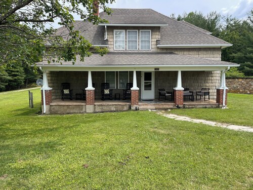 Ultimate Family Retreat in this 1929 Farmhouse close to Blue Ridge Parkway!