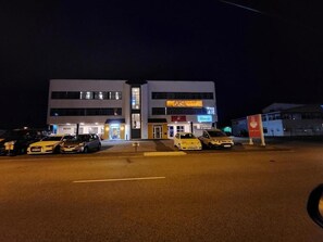 المنشأة من الخارج