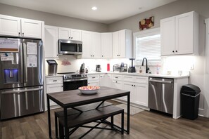 Jääkaappi, mikroaaltouuni, uuni, liesi