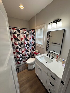 Sèche-cheveux, bidet, serviettes fournies, savon